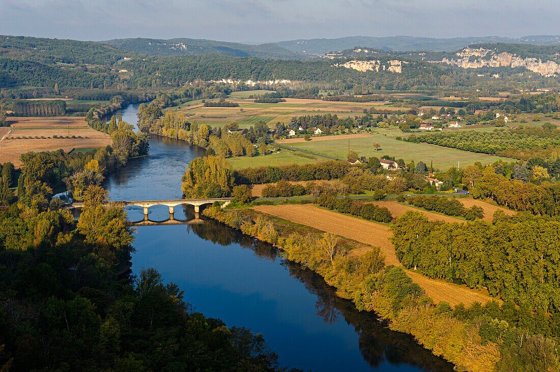 Frankreich, Dordogne, der Fluss Dordogne bei Domme (Luftaufnahme)