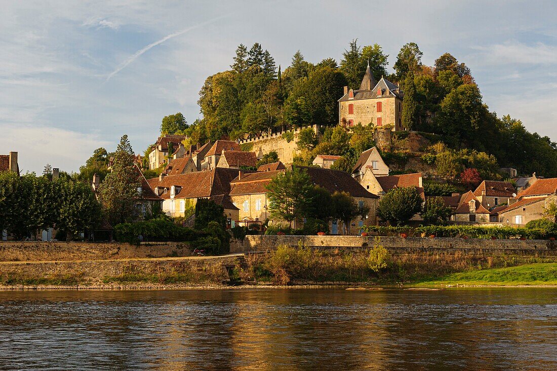 France, Dordogne, Limeuil, at the confluence of Dordogne and Vezere rivers