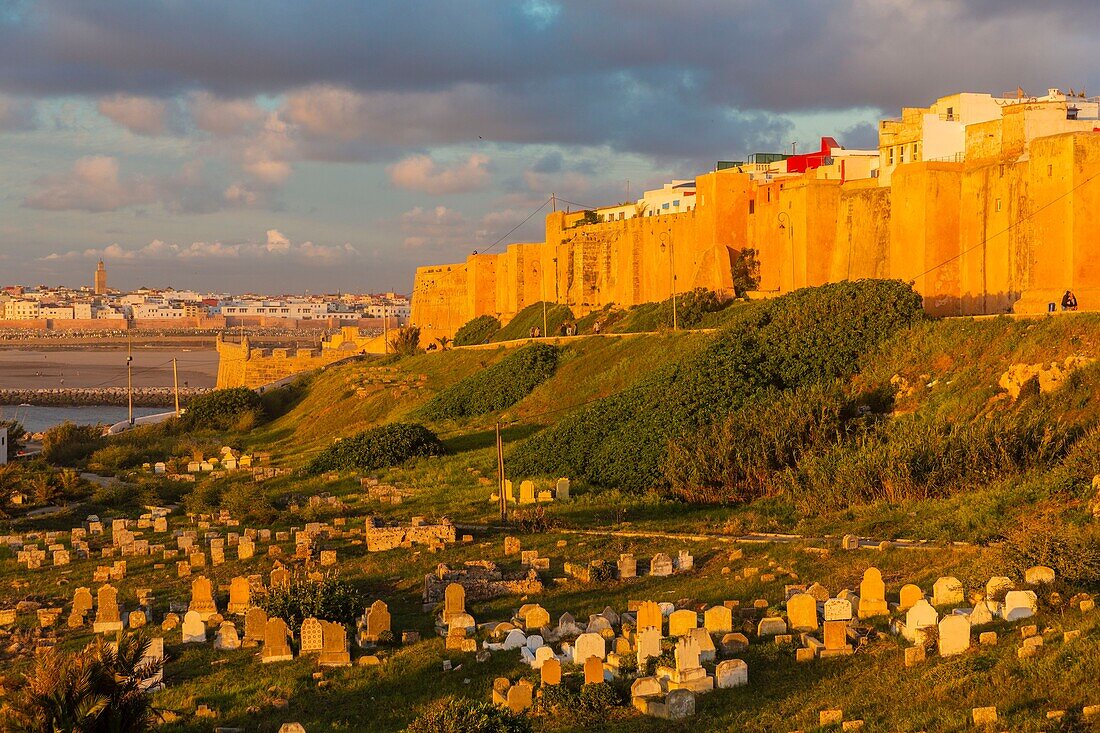 Marokko, Rabat, von der UNESCO zum Weltkulturerbe erklärt, die Festungsmauern der Kasbah Udayas (Kasbah des Oudaïas) mit Blick auf Sale