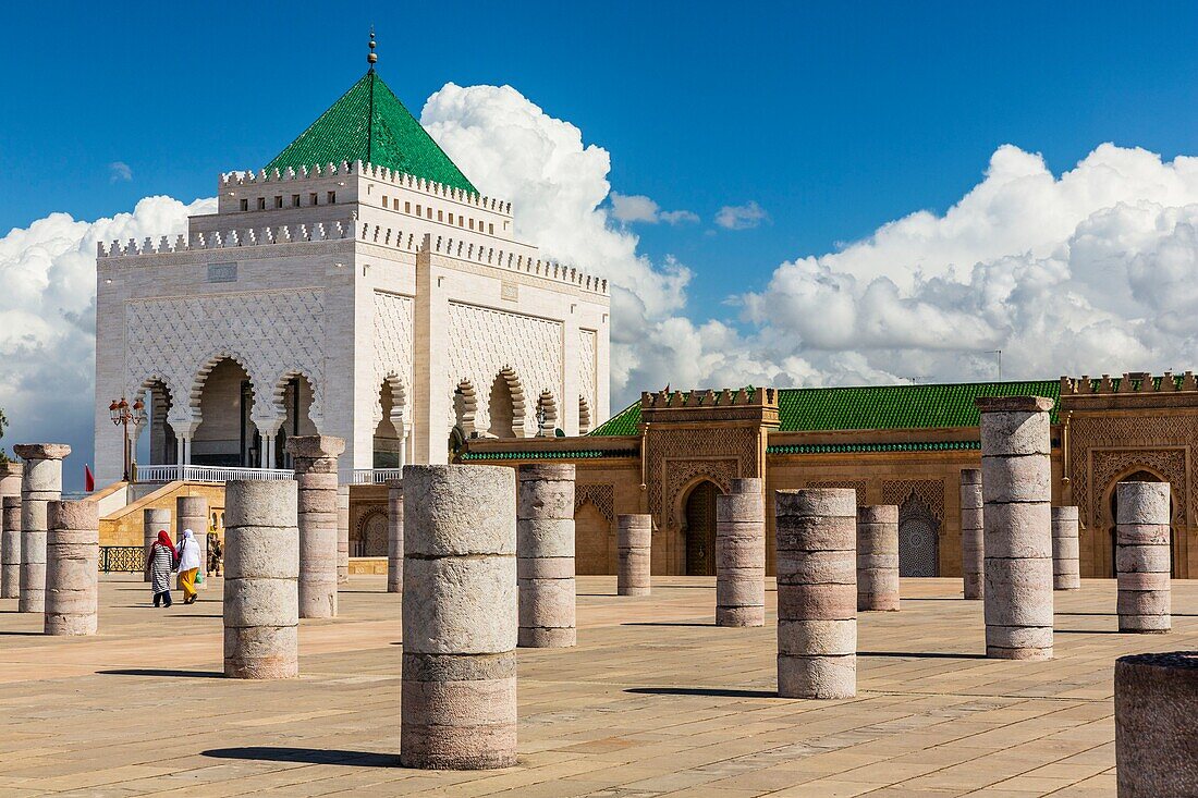 Marokko, Rabat, von der UNESCO zum Weltkulturerbe erklärt, Esplanade der Yacoub el-Mansour-Moschee, das Mausoleum von Mohammed V.