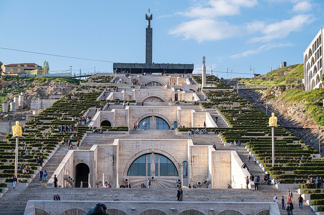 Armenien, Eriwan, die in den 70er Jahren erbaute Kaskade, eine riesige Treppe mit 572 Stufen, terrassenförmig angelegten Gärten, Springbrunnen und Skulpturen, die einen Blick auf die Stadt und den Berg Ararat bietet