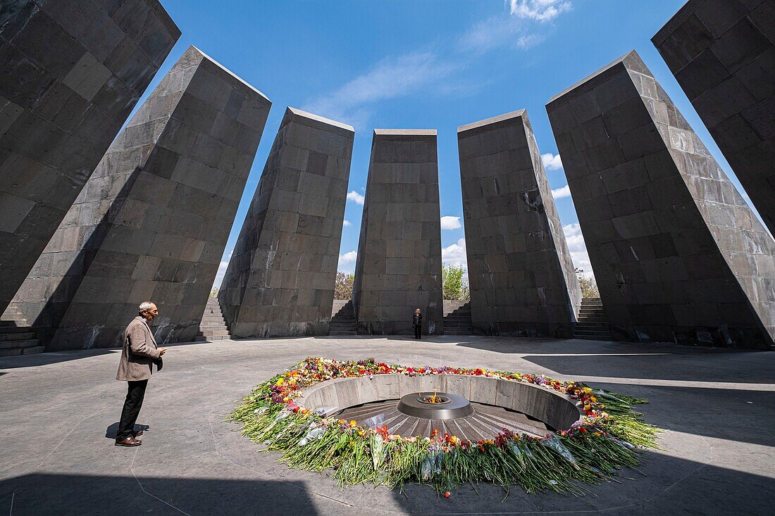 Armenien, Eriwan, Tsitsernakaberd ist eine 1967 eröffnete Gedenkstätte für die Opfer des armenischen Völkermords