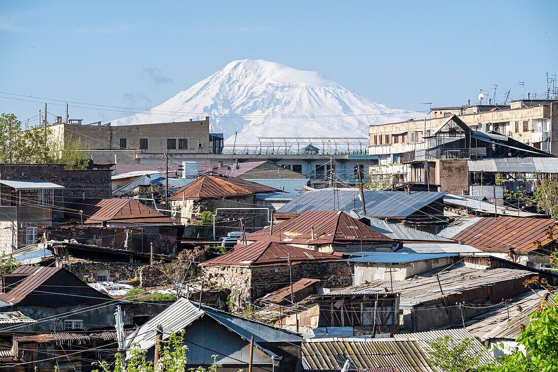 Armenien, Eriwan, Häuser der Altstadt von Eriwan, im Hintergrund der Berg Ararat (Höhe: 5165 m)