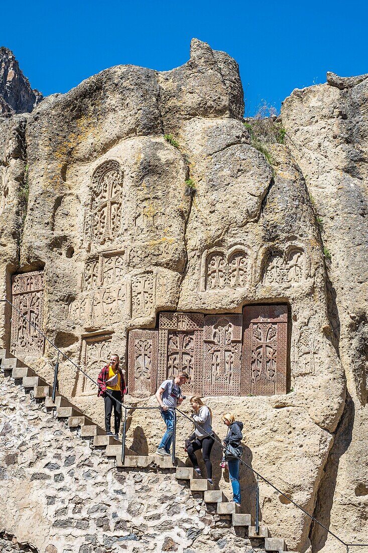 Armenien, Region Kotayk, Geghard, mittelalterliches Kloster Geghard, von der UNESCO zum Weltkulturerbe erklärt, mit Khatchkars (geschnitzte Gedenkstele) bedeckte Wand