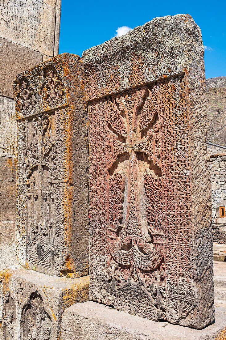 Armenien, Region Kotayk, Geghard, mittelalterliches Kloster von Geghard, das von der UNESCO zum Weltkulturerbe erklärt wurde, Khatchkars (geschnitzte Gedenkstele)