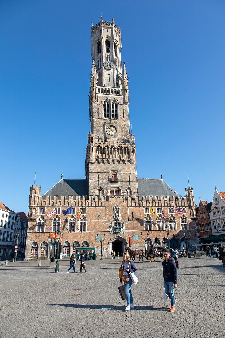 Belgien, Westflandern, Brügge, historisches Zentrum, von der UNESCO zum Weltkulturerbe erklärt, Grand Place, Glockenturm über der Tuchhalle