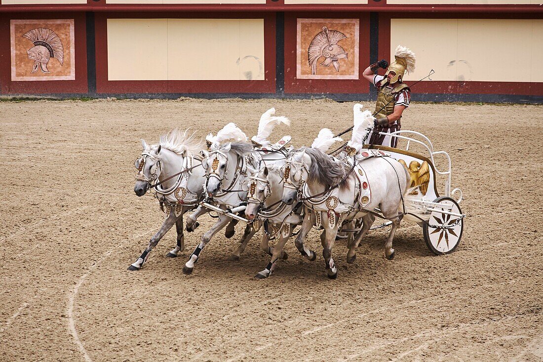 Frankreich, Vendee, Les Epesses, Historischer Themenpark Le Puy du Fou, Das Zeichen des Triumphs, Nachstellung von Wagenrennen zu Pferd