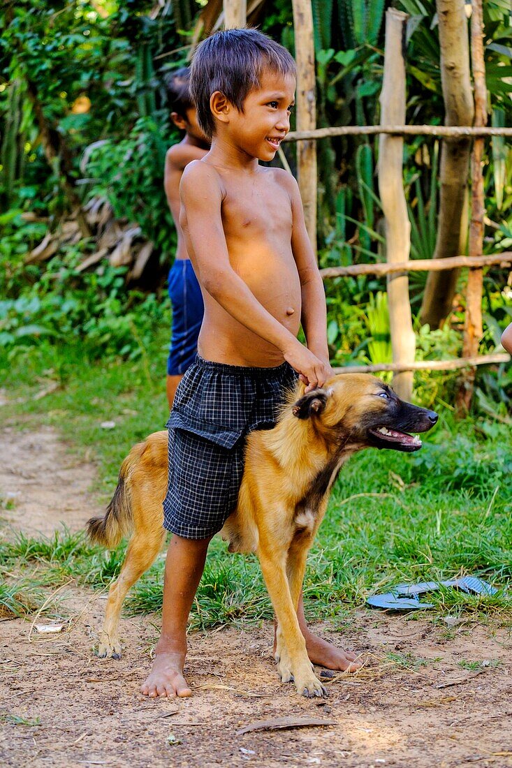 Cambodia, Kompong Thom province, Kompong Thom or Kampong Thom, children