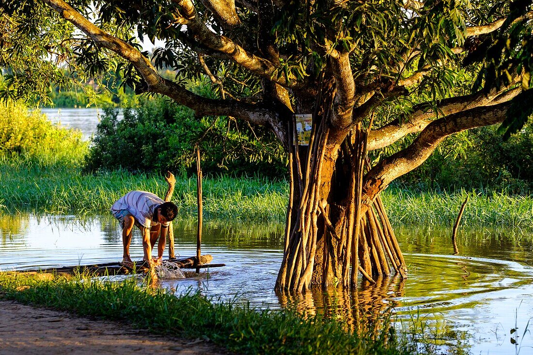 Cambodia, Kompong Thom province, Kompong Thom or Kampong Thom, flooded village at monsoon time