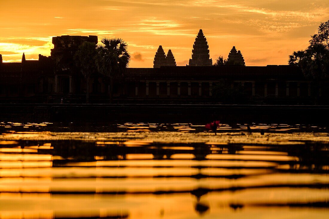 Kambodscha, Angkor auf der Welterbeliste der UNESCO, Angkor Vat Tempel, erbaut im XII Jahrhundert von König Suryavarman II, Sonnenaufgang