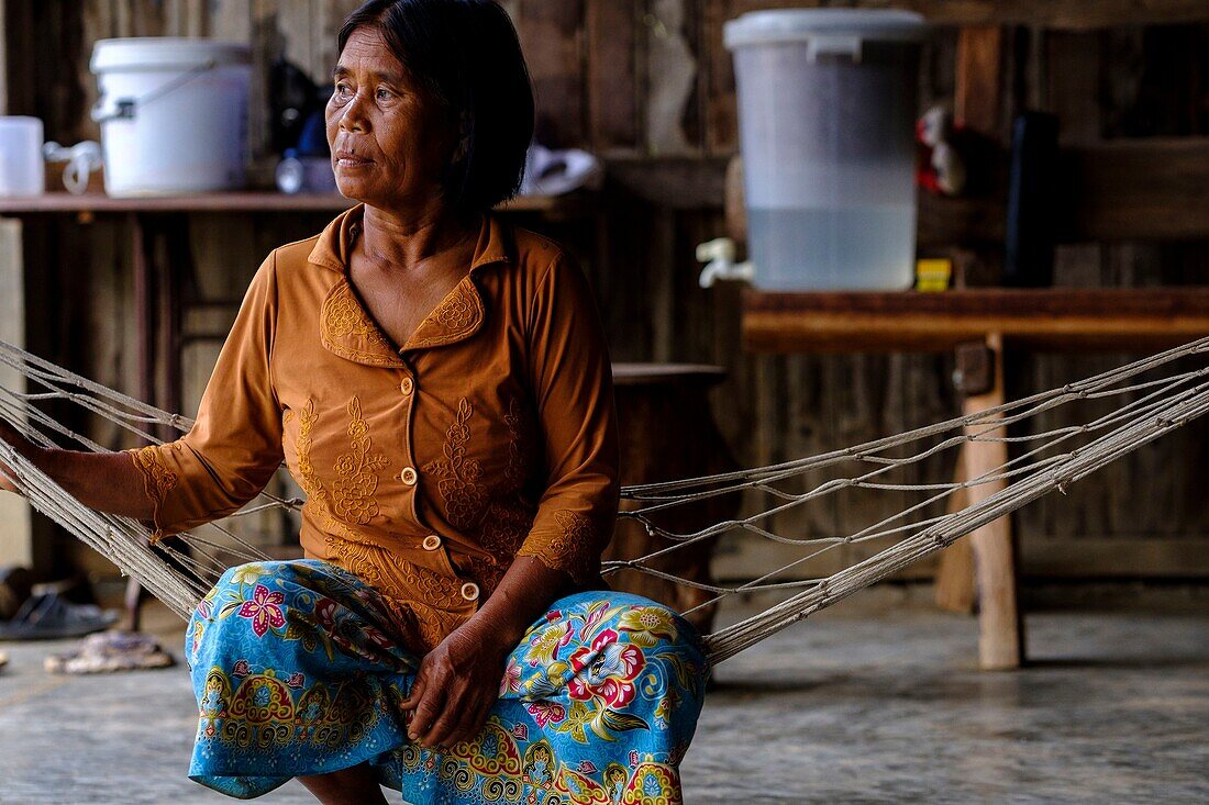 Kambodscha, Banteay Chhmar, Frau in einer Hängematte