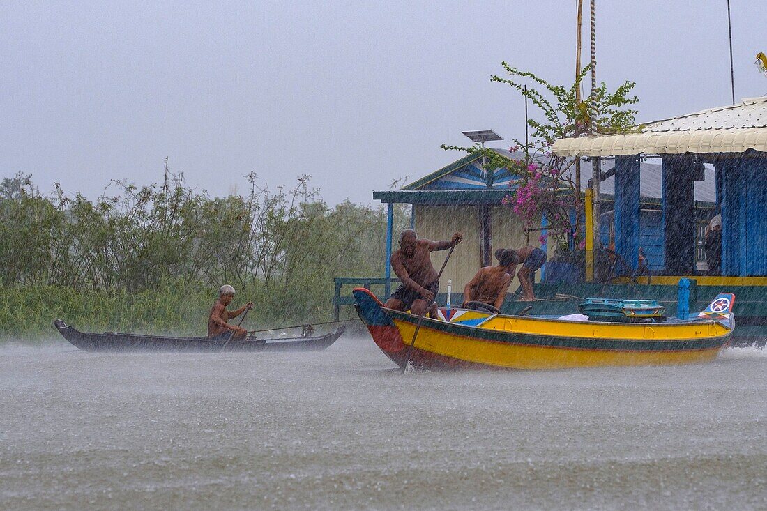 Cambodia, Kampong Cham province, Kampong Cham or Kompong Cham, floating village with a khmer and vieynamese community