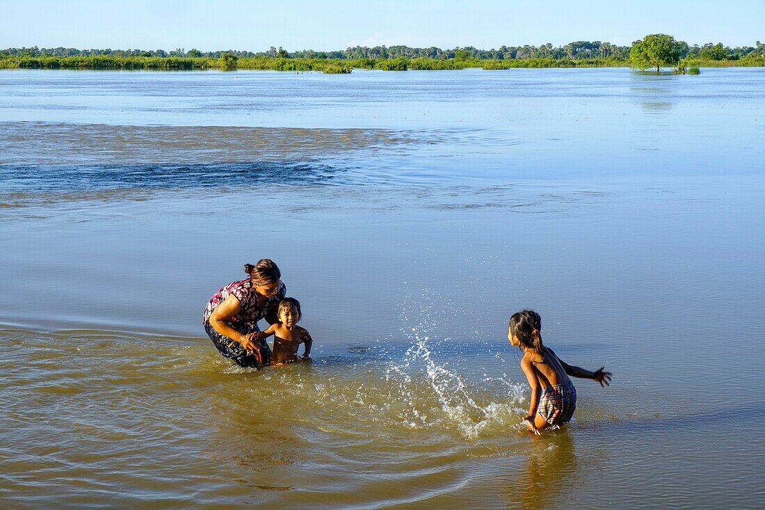 Kambodscha, Provinz Kompong Thom, Kompong Thom oder Kampong Thom, Kinder spielen in den überfluteten Reisfeldern