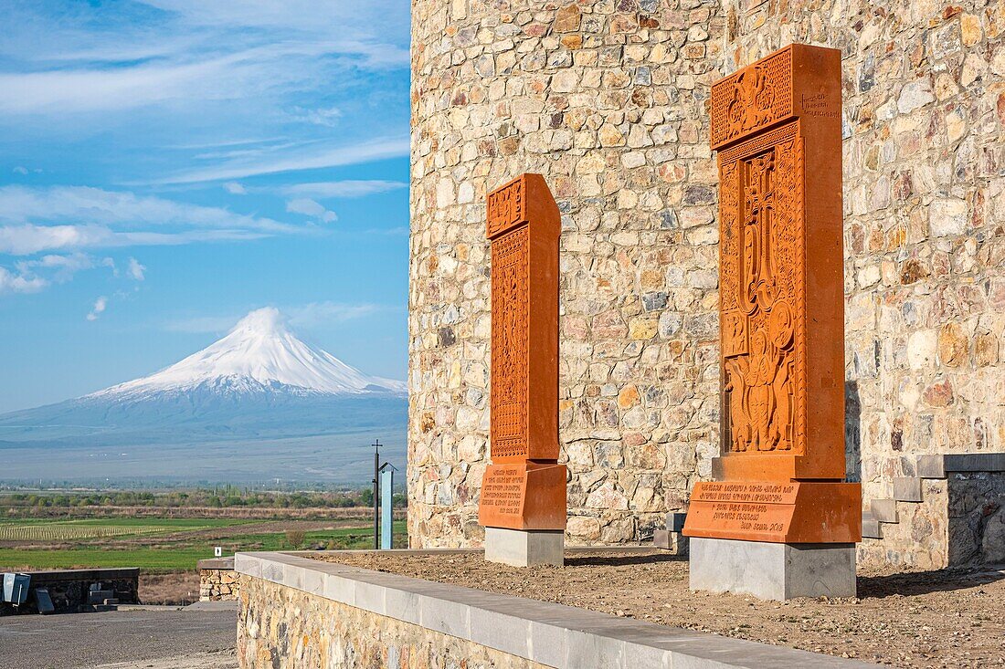 Armenien, Region Ararat, Khatchkar (Gedenkstele) im Khor Virap Kloster und Berg Ararat