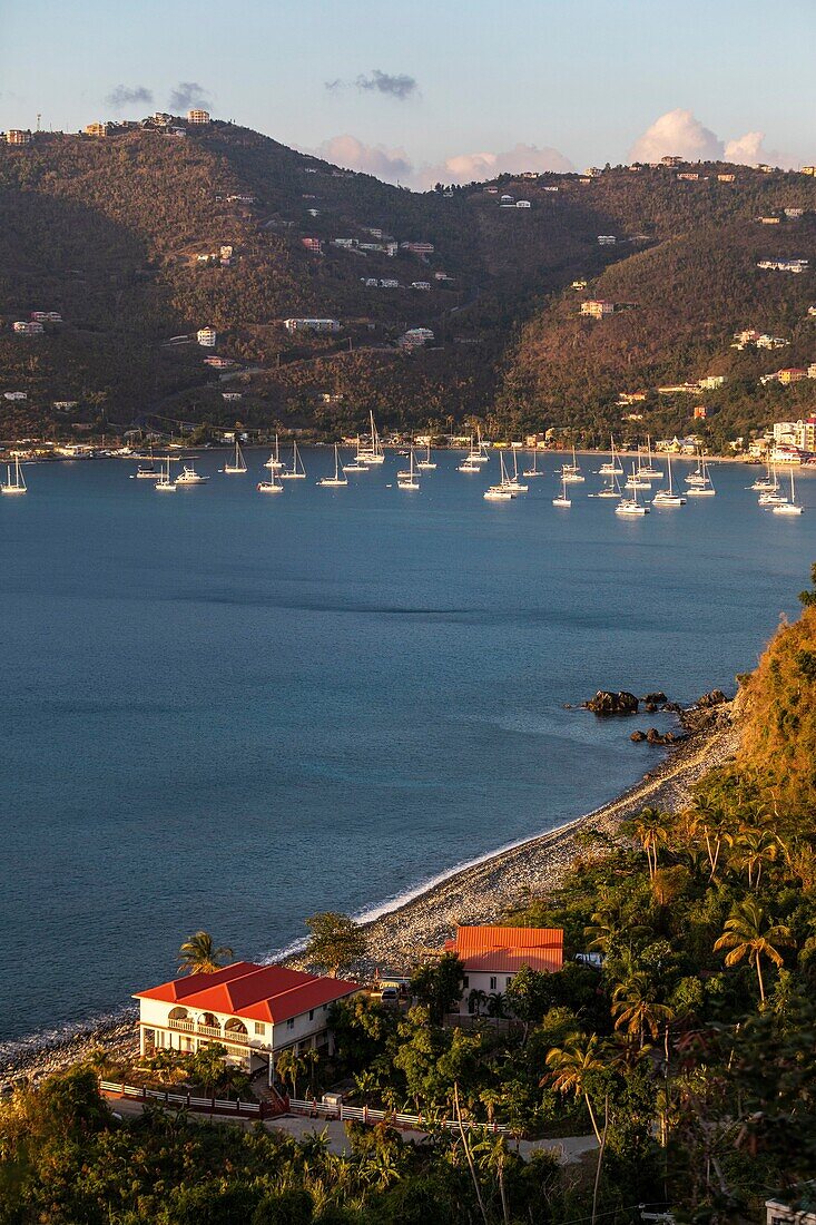 Westindische Inseln, Britische Jungferninseln, Tortola Island, in der Bucht von Cane Garden Segelboote vor Anker, auf den Bergen einige Häuser