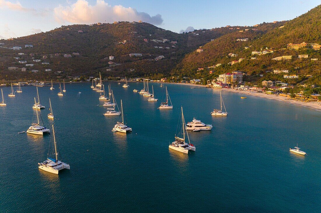 Westindische Inseln, Britische Jungferninseln, Tortola Island, Cane Garden Bay, Sportboote vor Anker vor dem Strand der Cane Garden Bay im späten Nachmittagslicht (Luftaufnahme)