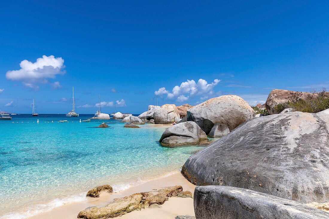 Westindische Inseln, Britische Jungferninseln, Virgin Gorda Island, The Baths, Blick auf den Baths Beach, Segelboote vor Anker, verlassener Strand, im Vordergrund die typischen Felsen der Insel