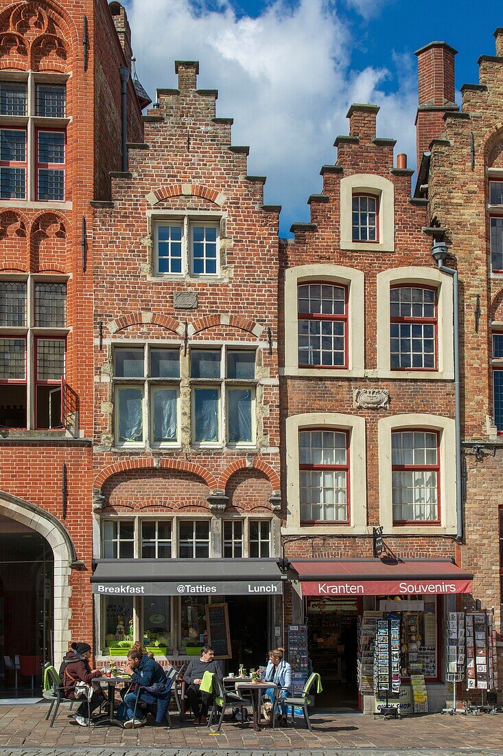 Belgien, Westflandern, Brügge, historisches Zentrum (UNESCO-Welterbe), Jan-Van-Eyck-Platz, Backsteinfassaden mit Treppengiebeln