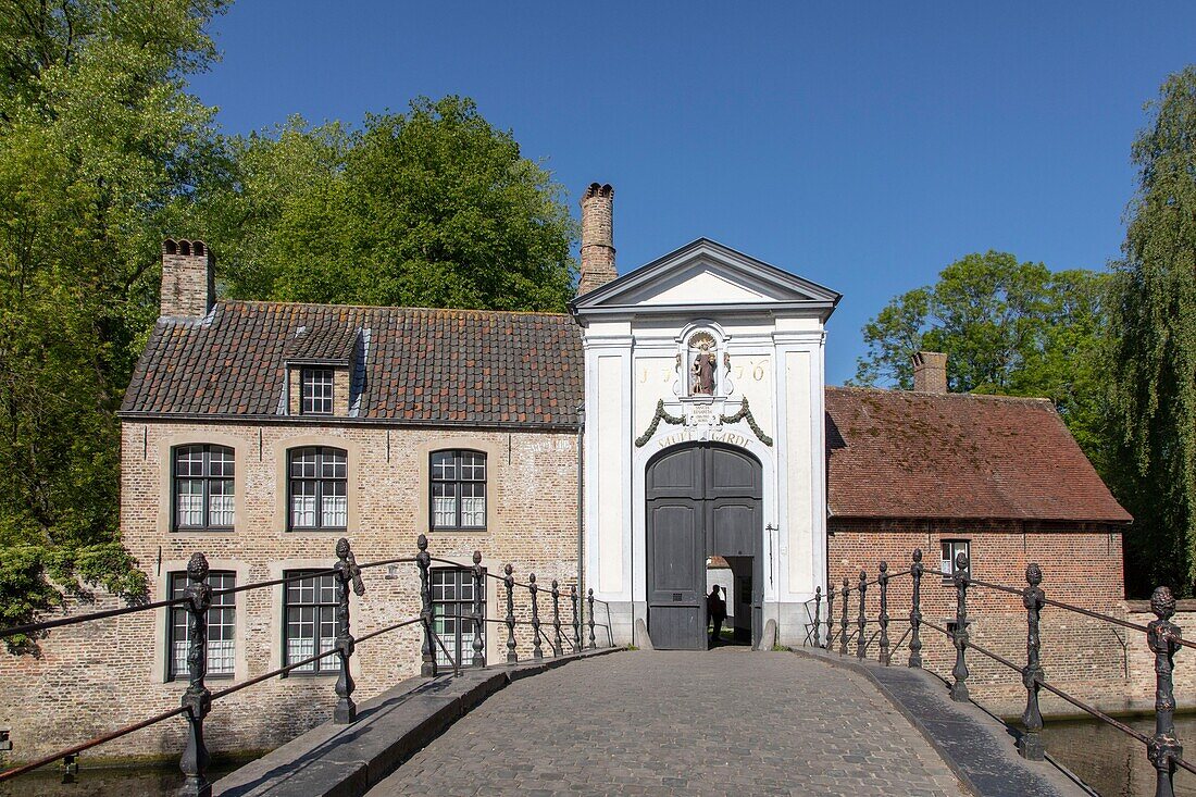 Belgien, Westflandern, Brügge, historisches Zentrum, das von der UNESCO zum Weltkulturerbe erklärt wurde, Tor zum fürstlichen Beginenhof der Rebe aus dem Jahr 1776 und die Brücke zu den Bögen