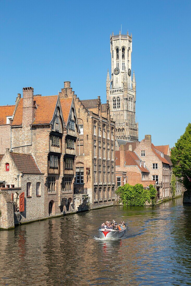 Belgien, Westflandern, Brügge, historisches Zentrum, von der UNESCO zum Weltkulturerbe erklärt, Rosenkranzkai und Belfried