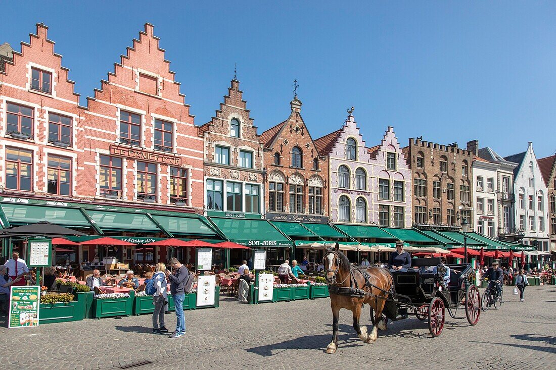 Belgien, Westflandern, Brügge, historisches Zentrum, von der UNESCO zum Weltkulturerbe erklärt, Grand Place, Restaurantterrassen und Giebelhaus