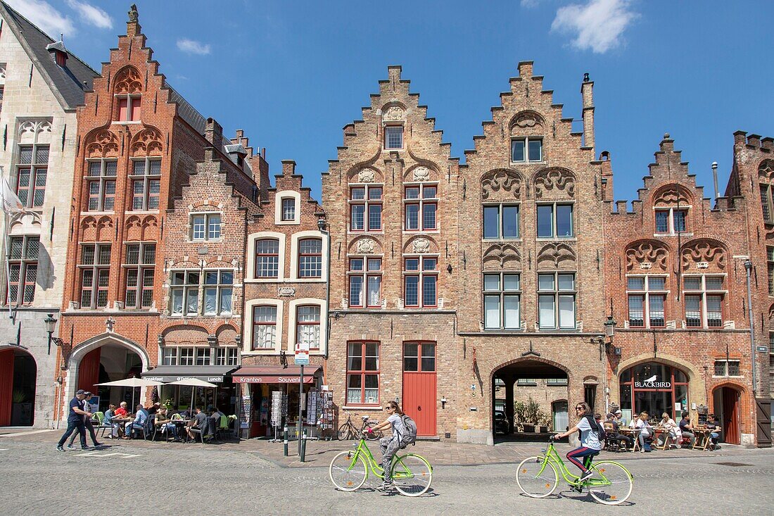 Belgien, Westflandern, Brügge, historisches Zentrum (UNESCO-Welterbe), Jan-Van-Eyck-Platz, Backsteinfassaden mit Treppengiebeln