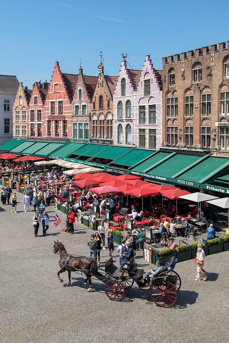 Belgien, Westflandern, Brügge, historisches Zentrum, von der UNESCO zum Weltkulturerbe erklärt, Grand Place, Restaurantterrassen und Giebelhaus