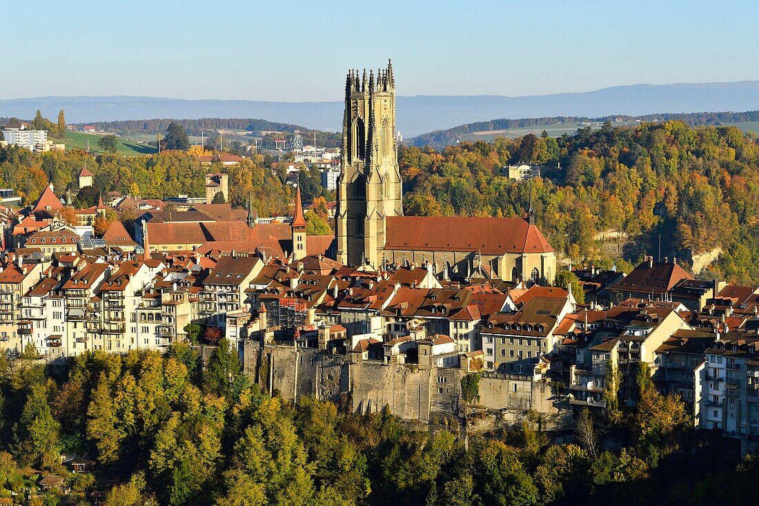 Schweiz, Kanton Freiburg, Freiburg, die Festungsanlagen und die Kathedrale San Nicolas