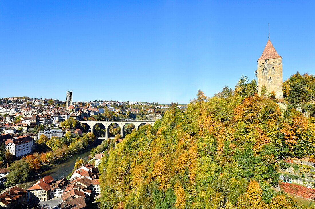 Switzerland, Canton of Fribourg, Fribourg, the fortifications, San Nicolas Cathedral and Zaehringen Bridge (Zähringerbrücke) over Sarine River (Saane River)