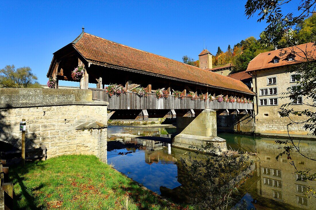 Schweiz, Kanton Freiburg, Freiburg, Ufer des Flusses Sarine (Saane), gedeckte Holzbrücke von Bern