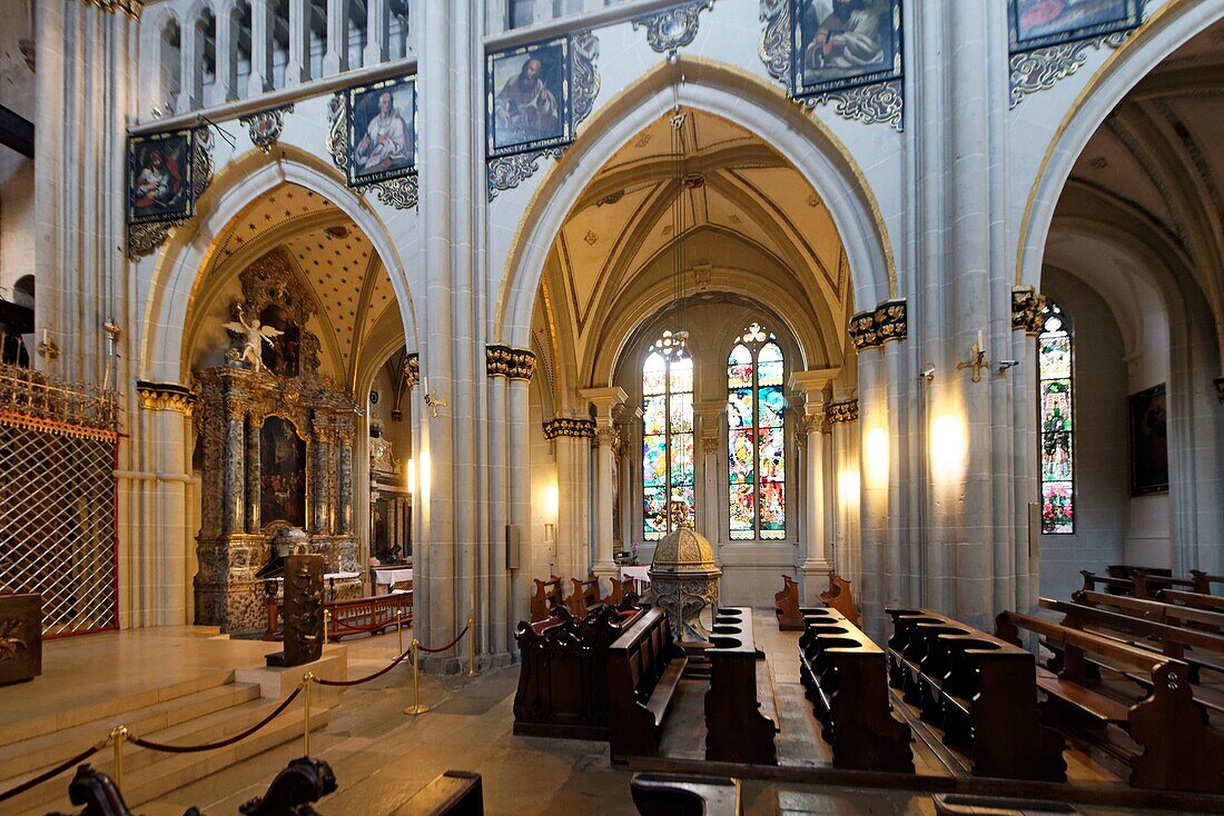 Schweiz, Kanton Freiburg, Freiburg, Kathedrale San Nicolas, Taufbecken und Glasmalerei