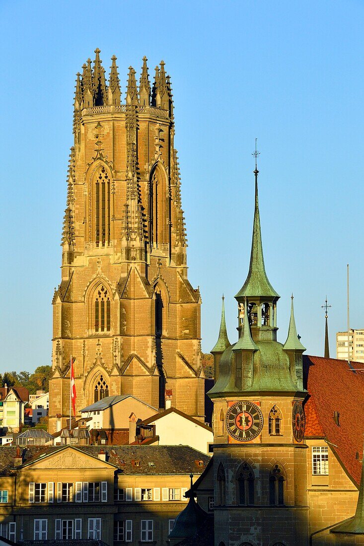 Schweiz, Kanton Freiburg, Freiburg, Rathaus und Sankt-Nikolaus-Kathedrale