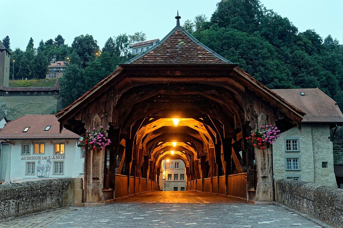 Schweiz, Kanton Freiburg, Freiburg, Ufer des Flusses Sarine (Saane), gedeckte Holzbrücke von Bern