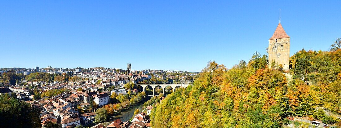 Switzerland, Canton of Fribourg, Fribourg, the fortifications, San Nicolas Cathedral and Zaehringen Bridge (Zähringerbrücke) over Sarine River (Saane River)