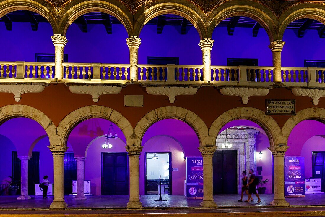 Mexiko, Bundesstaat Yucatan, Merida, Rathausfassade bei Nacht