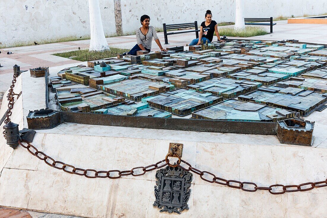 Mexiko, Bundesstaat Campeche, Campeche, von der UNESCO zum Weltkulturerbe erklärte Festungsstadt, 2 Mädchen beobachten die Stadtattrappe