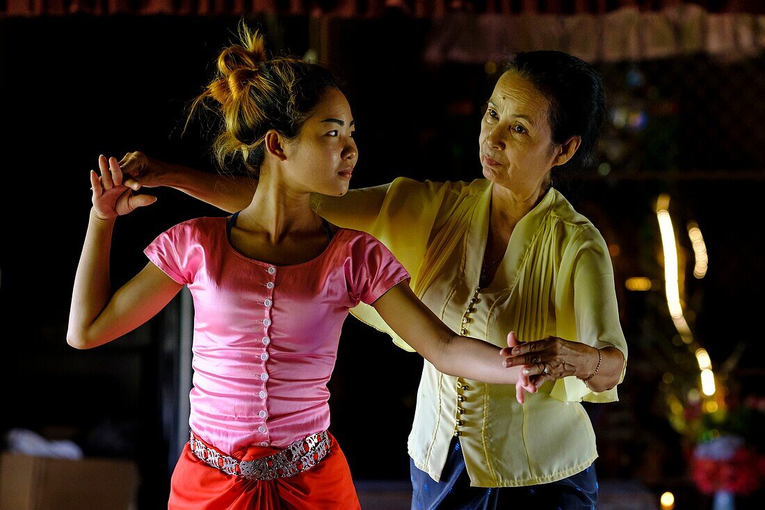 Cambodia, Phnom Penh, classic khmer dance, on the immaterial heritage list of UNESCO, NGO school Apsara Art Association, dancers