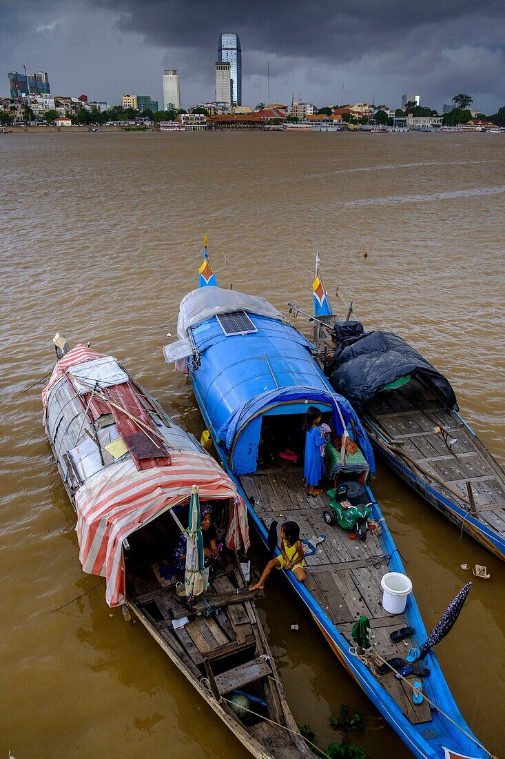 Kambodscha, Phnom Penh, Menschen der ethnischen Gruppe Cham, die auf ihren Booten leben