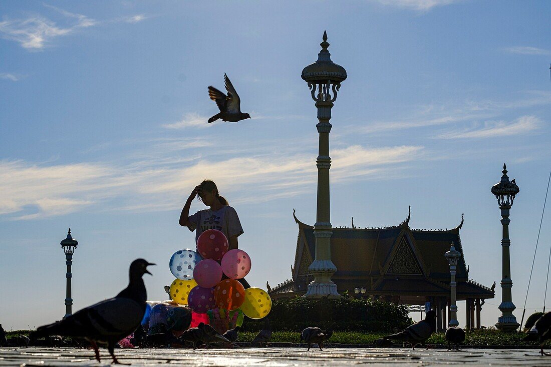 Cambodia, Phnom Penh, balloon seller in front of the Royal palace