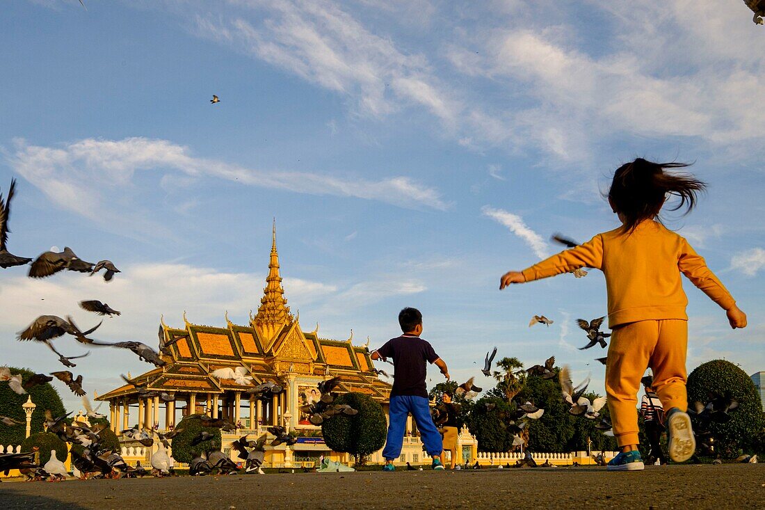 Kambodscha, Phnom Penh, der Königspalast, Residenz des Königs von Kambodscha, erbaut 1860, Kinder spielen mit den Tauben