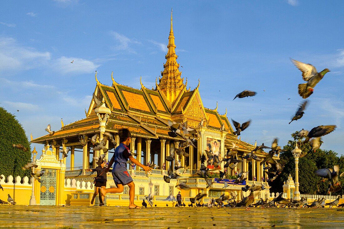 Kambodscha, Phnom Penh, der Königspalast, Residenz des Königs von Kambodscha, erbaut 1860, Kinder spielen mit den Tauben