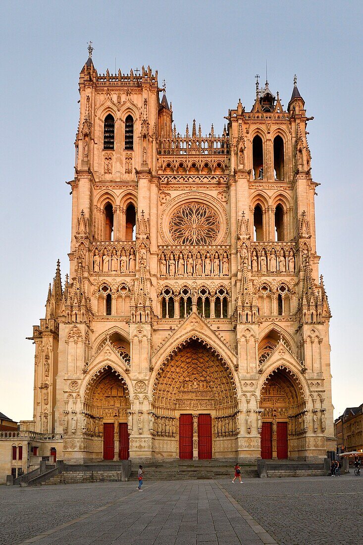 Frankreich, Somme, Amiens, Kathedrale Notre-Dame, Juwel der gotischen Kunst, von der UNESCO zum Weltkulturerbe erklärt, Westfassade