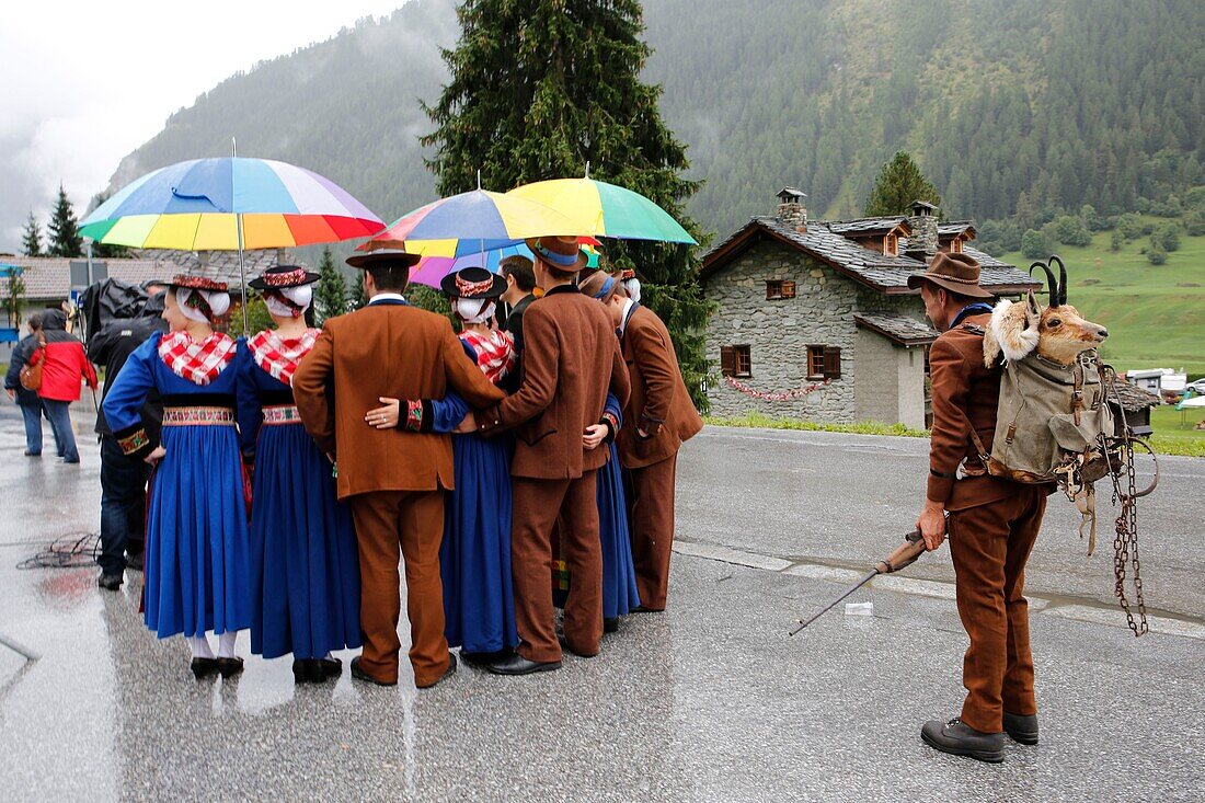 Schweiz, Kanton Wallis, Val d'Herens, Dorf Evolene im Herbst, CIME-Festival, bei dem viele folkloristische Aktivitäten aufgeführt werden