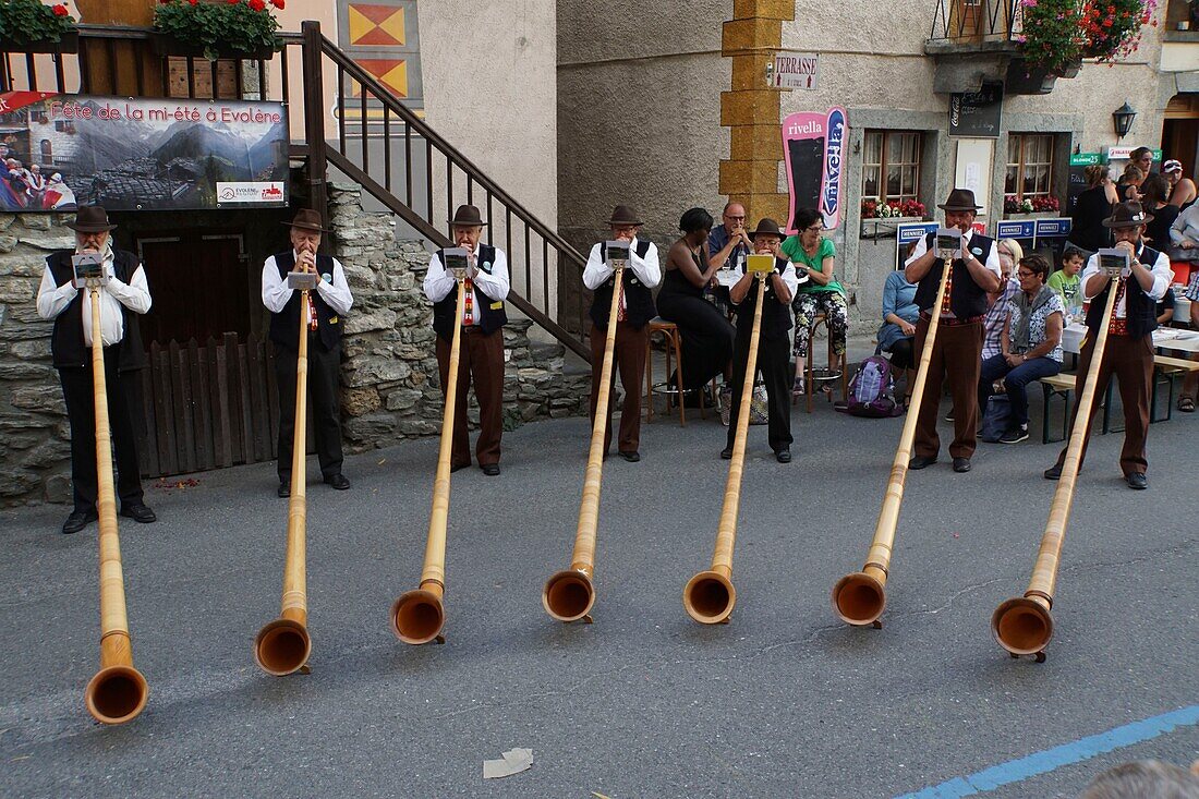 Schweiz, Kanton Wallis, Val d'Herens, Dorf Evolene, volkstümliches Sommerfest, Alphornbläser