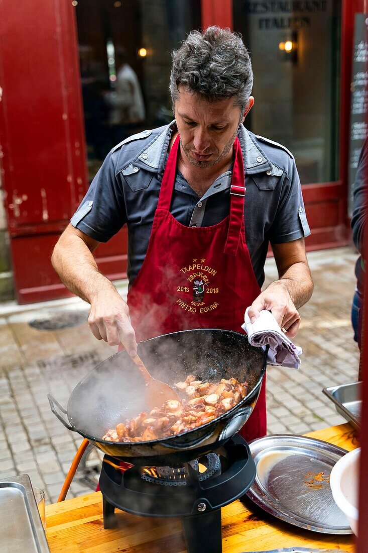 Frankreich, Pyrenees Atlantiques, Baskenland, Bayonne, pintxo eguna, im Mai öffnen die Peñas bayonnaises ihre Pforten für einen Wettbewerb um die besten Pintxos, deren Erlös für wohltätige Zwecke bestimmt ist