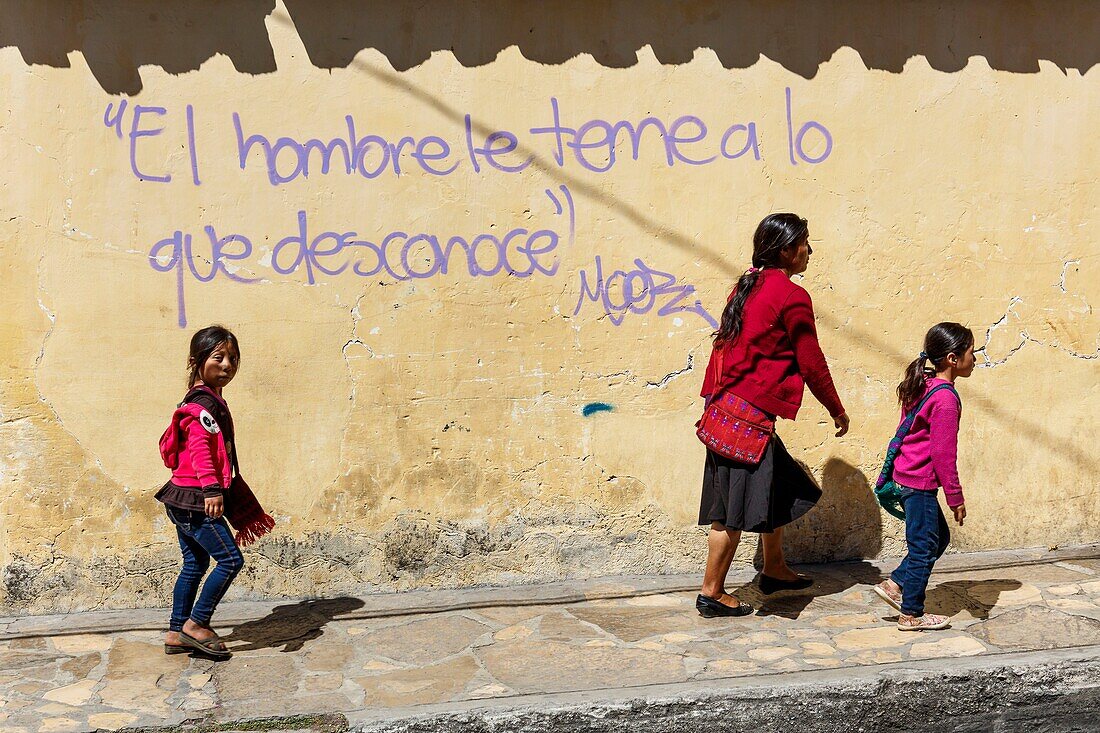 Mexico, Chiapas state, San Cristobal de las Casas, Tzotzil woman with her 2 daughters