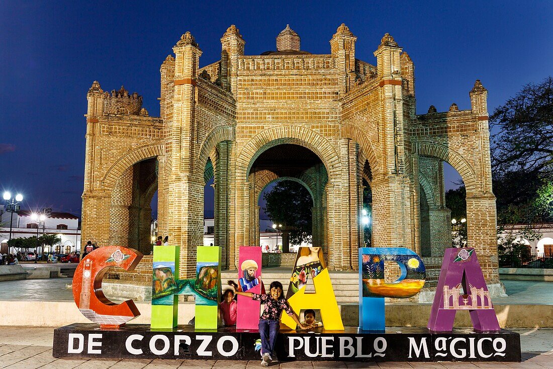 Mexiko, Bundesstaat Chiapas, Chiapa de Corzo, die Buchstaben vor dem La Pila-Brunnen