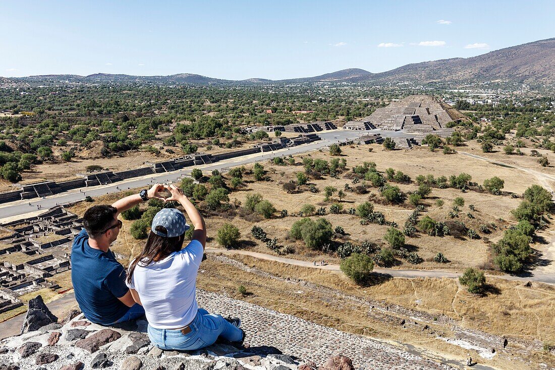 Mexiko, Bundesstaat Mexiko, Teotihuacan auf der UNESCO-Liste des Weltkulturerbes, junges Paar betrachtet die Mondpyramide