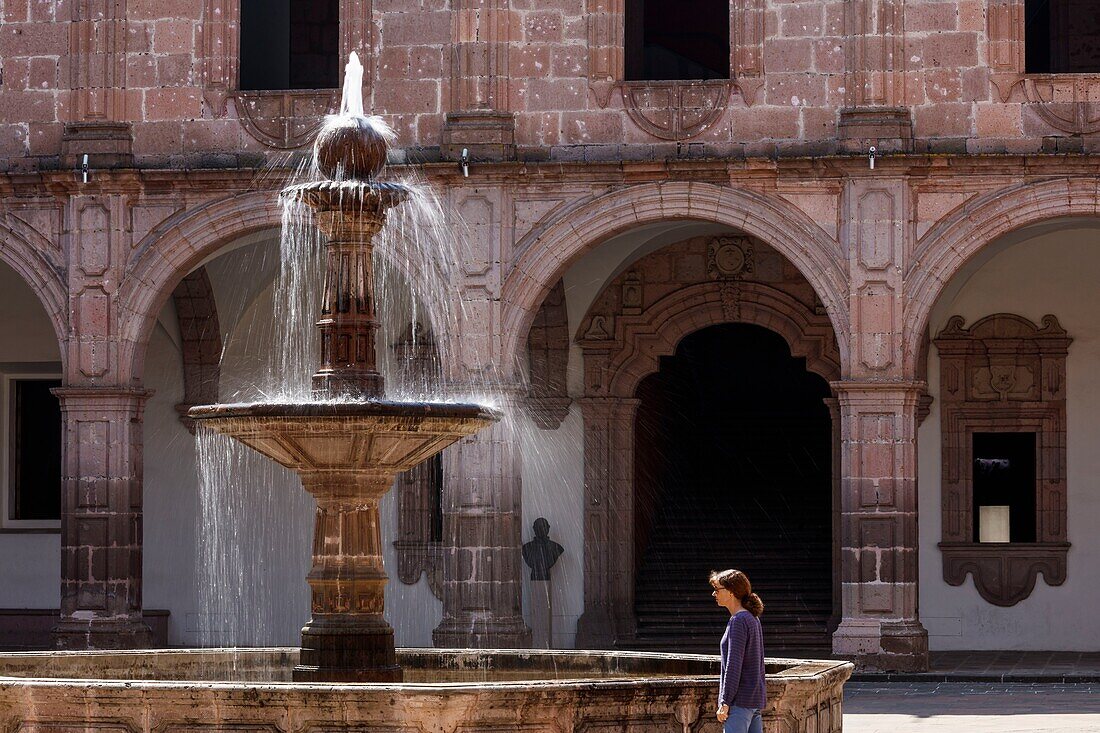 Mexiko, Bundesstaat Michoacan, Morelia, Historisches Zentrum von Morelia, von der UNESCO zum Weltkulturerbe erklärt, Brunnen des Clavijero-Palastes