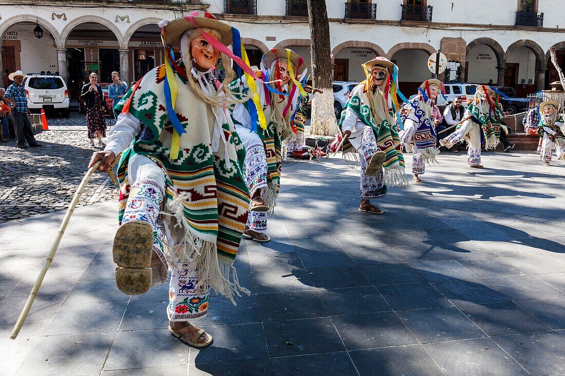 Mexiko, Bundesstaat Michoacan, Patzcuaro, traditioneller Tanz der alten Männer (los viejitos)